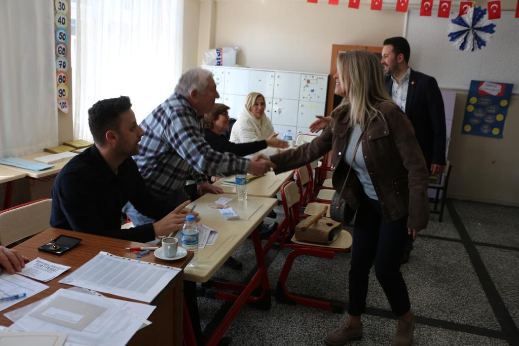 MacAyda's tweet photo. Bahariye Mahallemizdeki Türkbirliği İlkokulu’nda sandık görevlisi arkadaşlarımızı ziyaret ederek kendilerine bu zorlu süreçte başarılar diledik. https://t.co/lZEY35d1qW