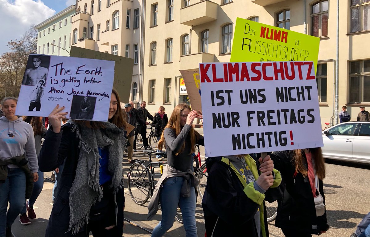 ReneGarzke's tweet photo. Insgesamt nehmen an der Demonstration nach PNN-Zählung 1600 Menschen teil. @PNN_de #Fridays4Future #Potsdam4Future #Potsdam https://t.co/7I40gstWTd