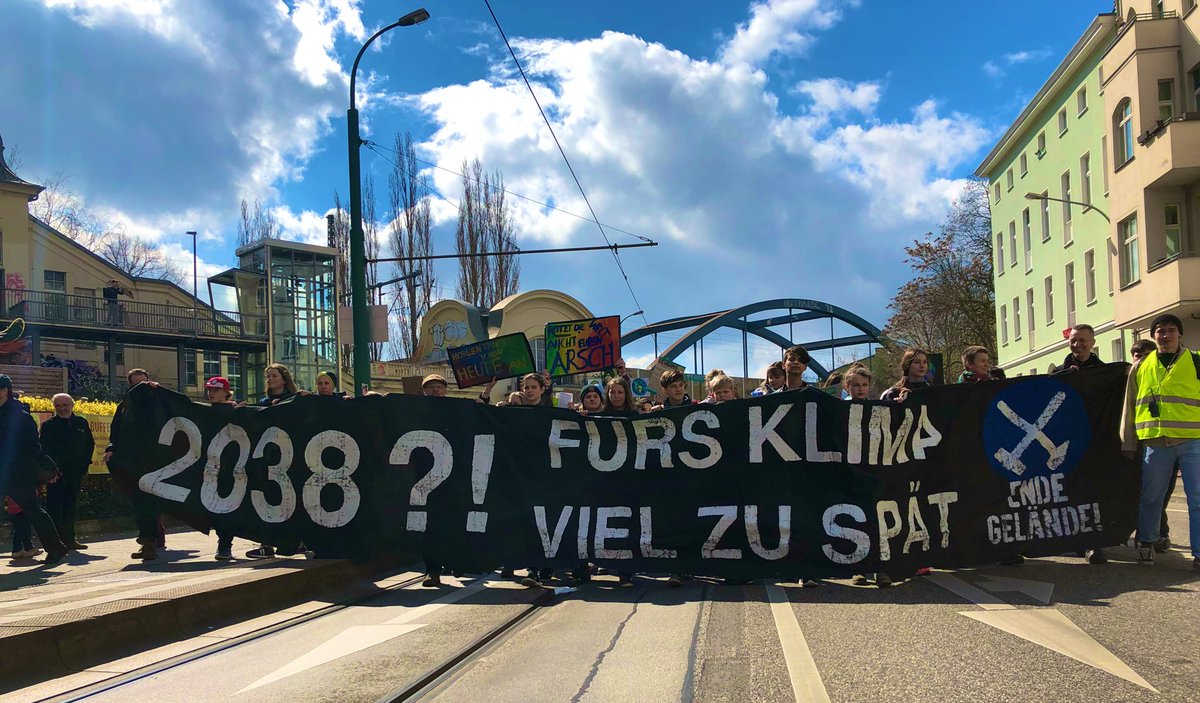 ReneGarzke's tweet photo. Insgesamt nehmen an der Demonstration nach PNN-Zählung 1600 Menschen teil. @PNN_de #Fridays4Future #Potsdam4Future #Potsdam https://t.co/7I40gstWTd