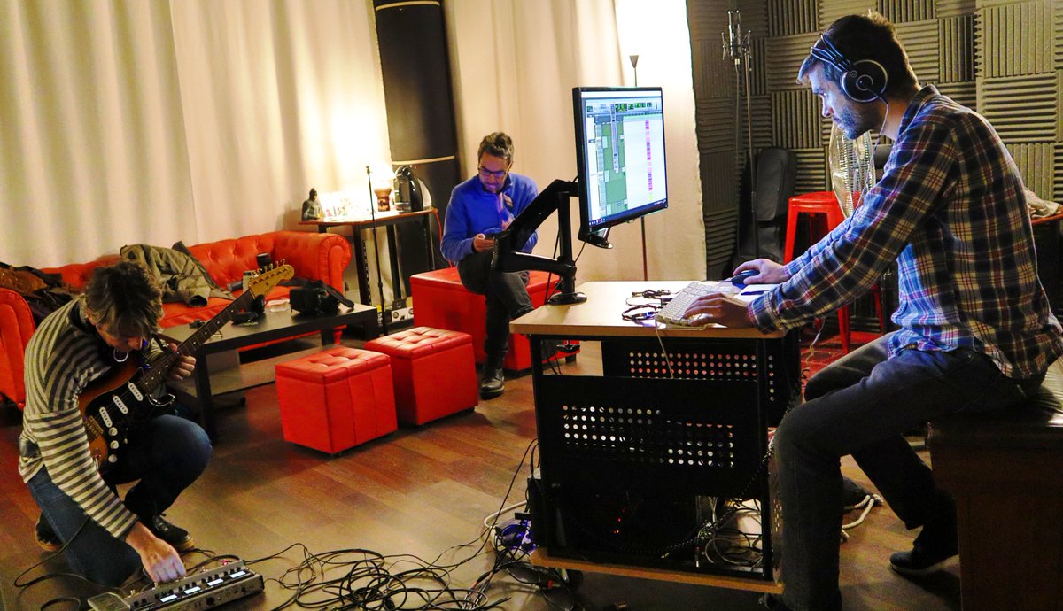 1BLANKBAND's tweet photo. #EduardoGarcía, #JafethCastillo y Roberto #GreenCatMusic en Parker's Place Studios, en la sesión de grabación de bajo y guitarra de nuestro próximo tema  #blankband #recordingstudio #parkersplacestudios #music #alicante #spain https://t.co/B5JSZ4aWG8