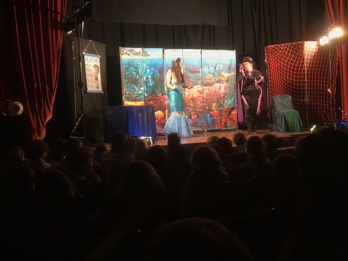 EscolapiesLL's tweet photo. Els alumnes de 1r, 2n i 3r de Primària d’Escolàpies Llúria van veure una obra de teatre en anglès.
El nom: “The little mermaid”. @escolapieslluria @ampalluria #educacióprimàriaescolàpiesllúria #englishproject #englishprojects @EscolapiesLL @ampalluria https://t.co/0RtB4Y601b