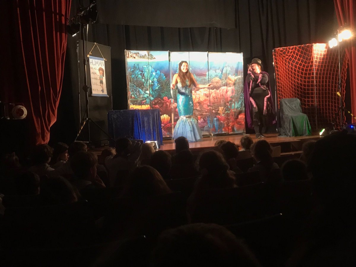 EscolapiesLL's tweet photo. Els alumnes de 1r, 2n i 3r de Primària d’Escolàpies Llúria van veure una obra de teatre en anglès.
El nom: “The little mermaid”. @escolapieslluria @ampalluria #educacióprimàriaescolàpiesllúria #englishproject #englishprojects @EscolapiesLL @ampalluria https://t.co/0RtB4Y601b