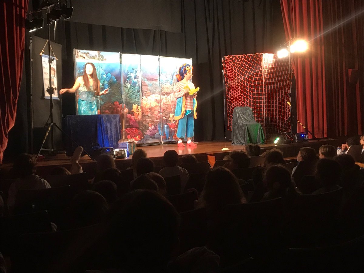 EscolapiesLL's tweet photo. Els alumnes de 1r, 2n i 3r de Primària d’Escolàpies Llúria van veure una obra de teatre en anglès.
El nom: “The little mermaid”. @escolapieslluria @ampalluria #educacióprimàriaescolàpiesllúria #englishproject #englishprojects @EscolapiesLL @ampalluria https://t.co/0RtB4Y601b