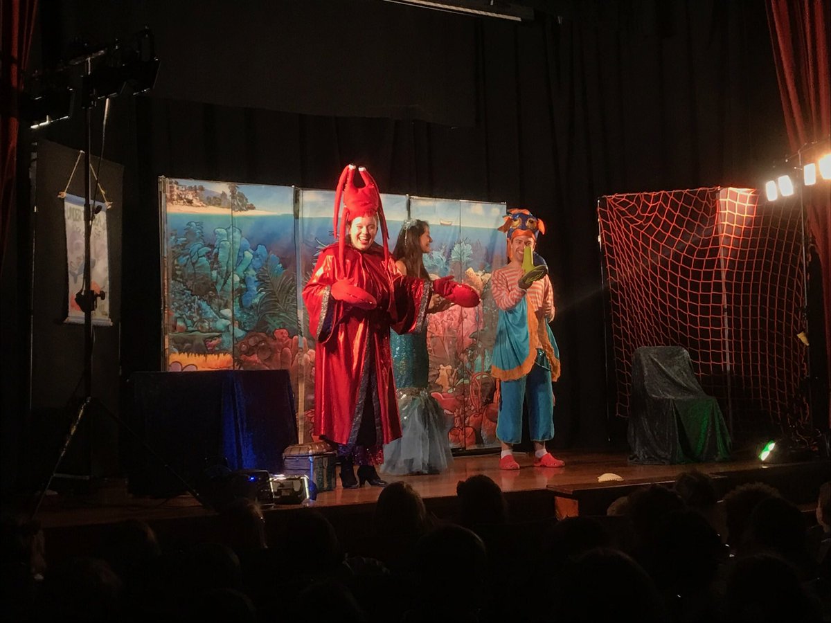 EscolapiesLL's tweet photo. Els alumnes de 1r, 2n i 3r de Primària d’Escolàpies Llúria van veure una obra de teatre en anglès.
El nom: “The little mermaid”. @escolapieslluria @ampalluria #educacióprimàriaescolàpiesllúria #englishproject #englishprojects @EscolapiesLL @ampalluria https://t.co/0RtB4Y601b