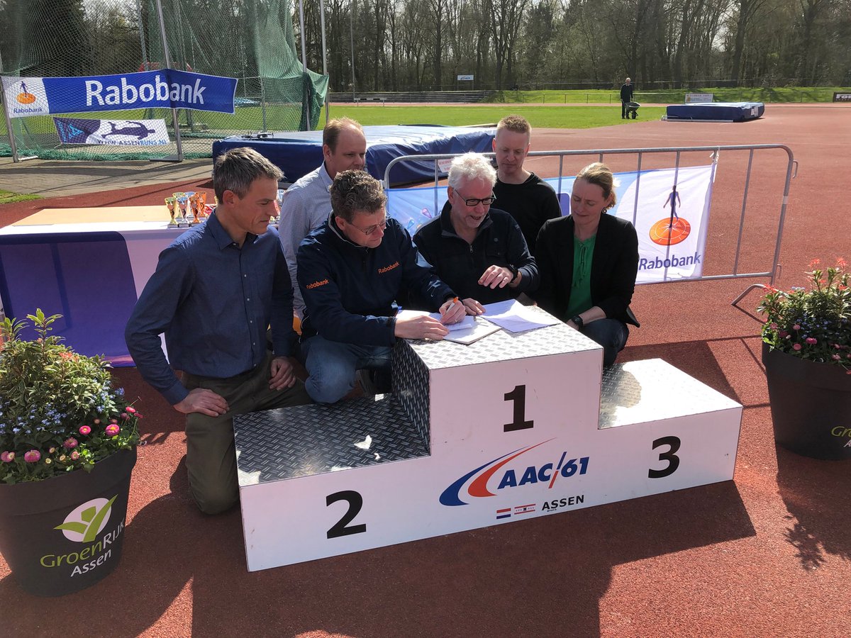 assenruns's tweet photo. Ondertekening van nieuwe Sponsorovereenkomst tussen @RaboAssenND en de AssenRuns Scholencompetitie voor Asser basisscholen. We gaan er samen weer drie schooljaren tegenaan! @Assenbeweegt @ttrunassen @Asserstadsloop @4MijlvanAssen @10vanassen https://t.co/LEsGXt9SQg