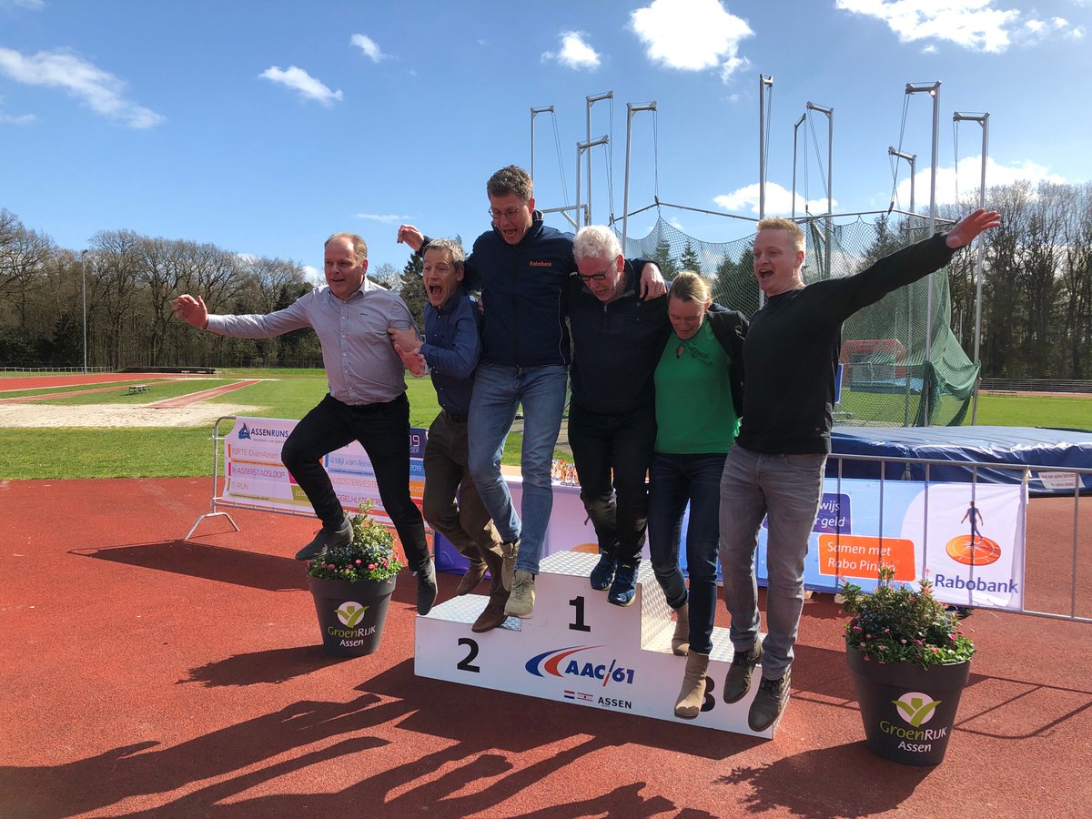 assenruns's tweet photo. Ondertekening van nieuwe Sponsorovereenkomst tussen @RaboAssenND en de AssenRuns Scholencompetitie voor Asser basisscholen. We gaan er samen weer drie schooljaren tegenaan! @Assenbeweegt @ttrunassen @Asserstadsloop @4MijlvanAssen @10vanassen https://t.co/LEsGXt9SQg