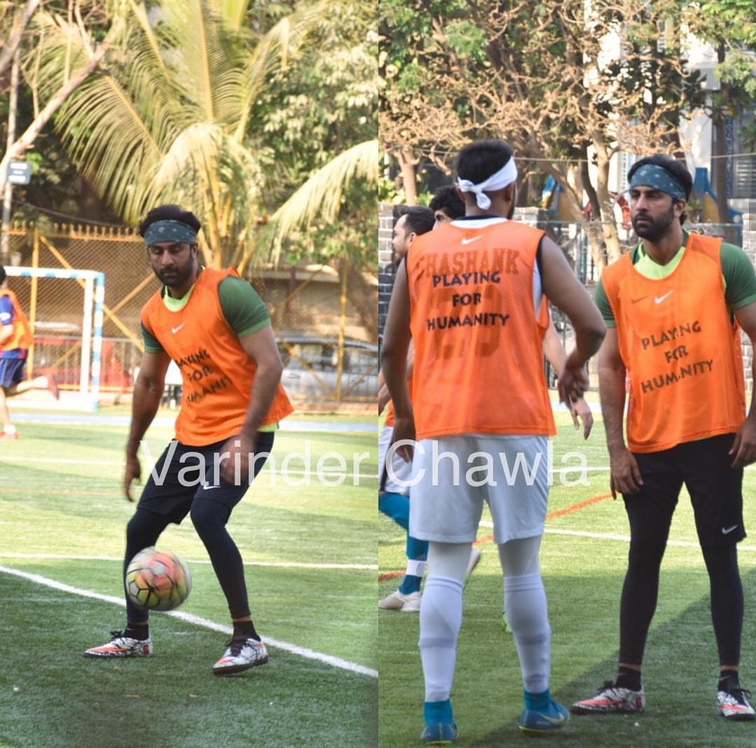 RanbirKUniverse's tweet photo. [New Pictures] Ranbir Kapoor spotted at football practice session Today.
#ASFC https://t.co/LLViFo0OzZ
