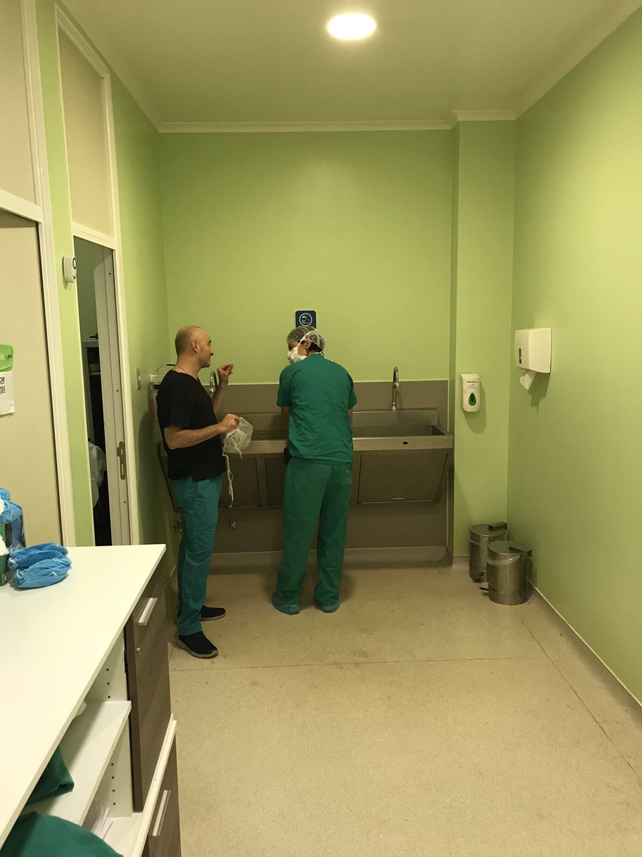 Domingo temprano en Hospital de Rancagua? Si. Cuando se trata de ayudar, los médicos voluntarios de Fundación Cienmanos y el personal del Hospital listos para seguir operando y ayudando a terminar con la lista de espera. #TodosSomosCienManos