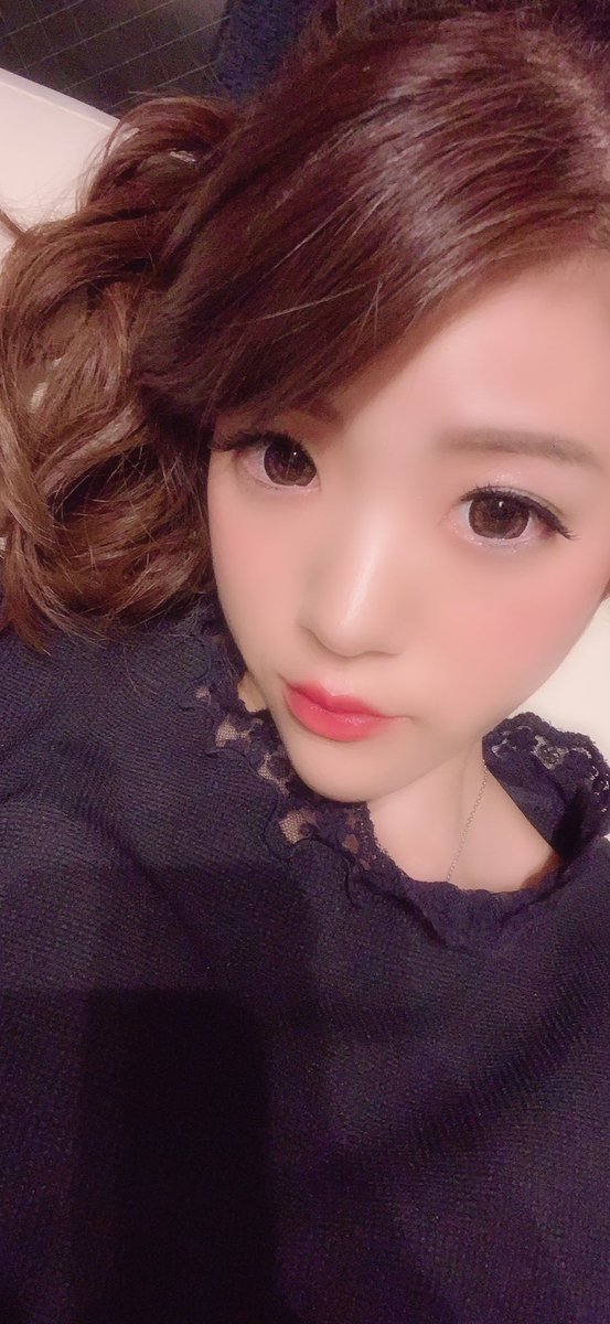 hiroka822's tweet photo. お久しぶりです😊
皆様元気かな？

お久しぶりだけど、だるんとしてるお写真(*´ω`*)

最近はビタミンのサプリを沢山飲んでます✨お肌の為に😍
そして冷え症なので、生姜蜂蜜紅茶を毎日飲んでます☀️効果あり◎

ネイルも桜イメージのデザインに🌸
北海道は桜まだまだです。

明日は新年号発表の日！ https://t.co/eXO9wYKTph