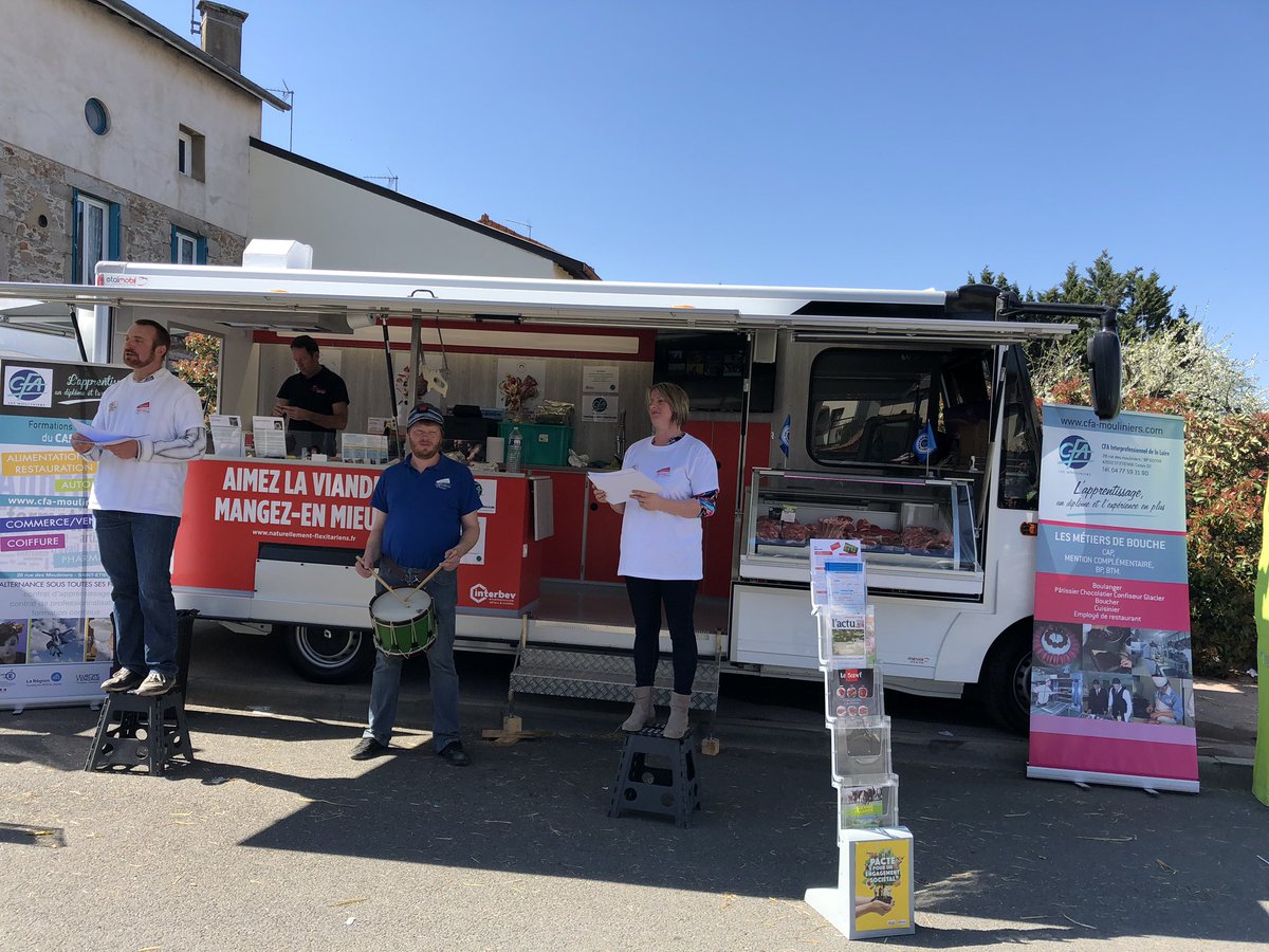 InterbevAuRA's tweet photo. Les bonnes et mauvaises nouvelles de l’#agriculture devant le camion @LesFlexitariens au #ComiceDeFeurs @villedefeurs42 https://t.co/fscNAXSrh9
