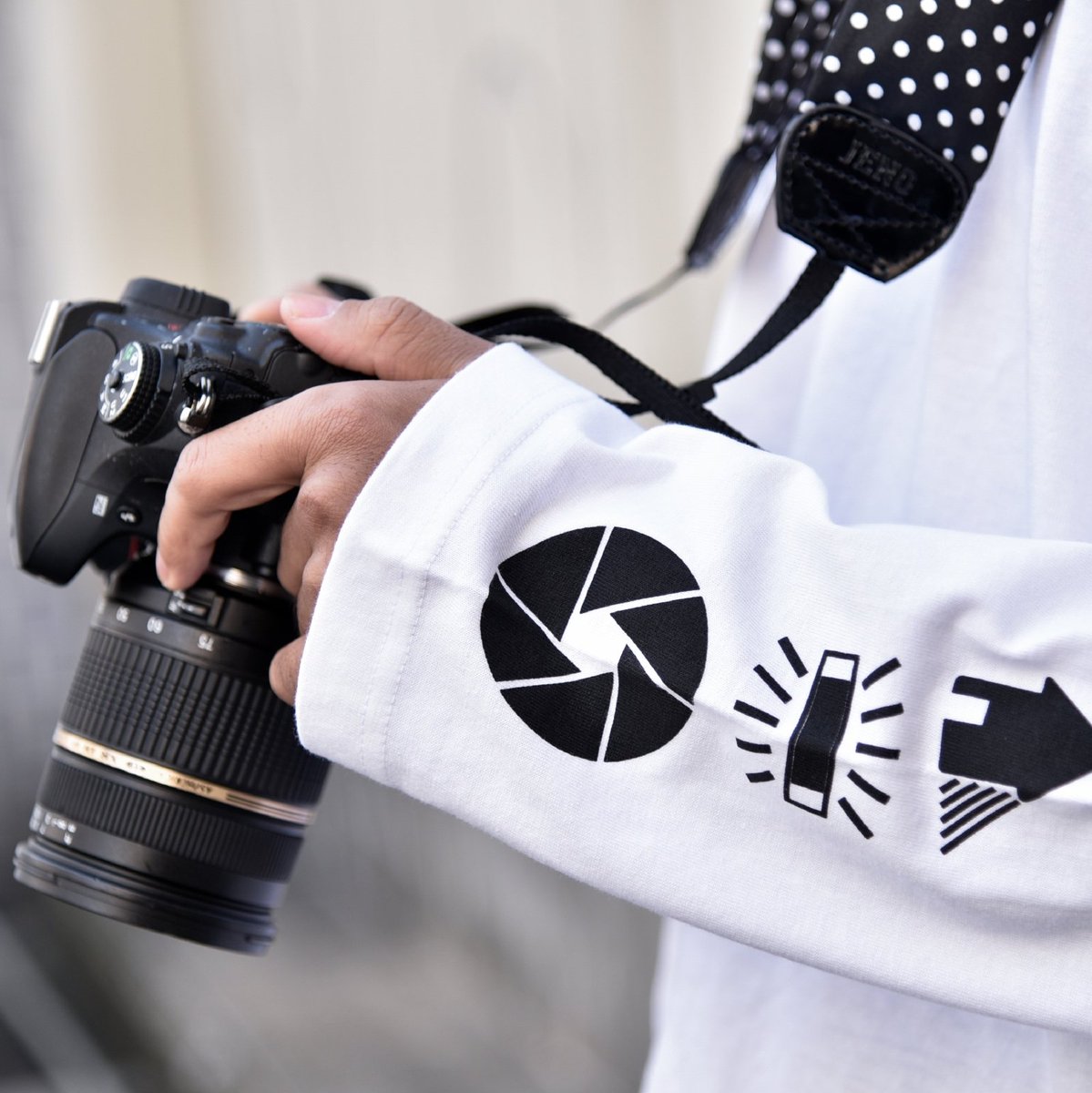 photobyMe_'s tweet photo. 【新作:商品紹介】
 "ホワイトバランス 袖プリント ロンT WHITE"
手首までプリントを落とし込み、カメラを構えた際に絞りのマークが目を引くデザイン。カメラ設定のホワイトバランスとレンズの絞りをロングスリーブTシャツの袖プリントに。
税込み 3,200円
https://t.co/SiubeobPIO
#フォトバイミー https://t.co/rg7QXUiO8U