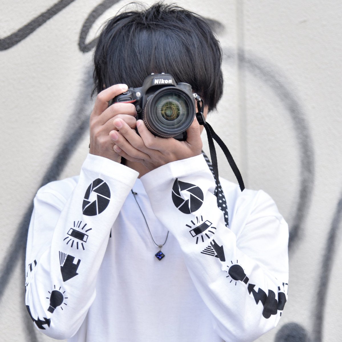 photobyMe_'s tweet photo. 【新作:商品紹介】
 "ホワイトバランス 袖プリント ロンT WHITE"
手首までプリントを落とし込み、カメラを構えた際に絞りのマークが目を引くデザイン。カメラ設定のホワイトバランスとレンズの絞りをロングスリーブTシャツの袖プリントに。
税込み 3,200円
https://t.co/SiubeobPIO
#フォトバイミー https://t.co/rg7QXUiO8U