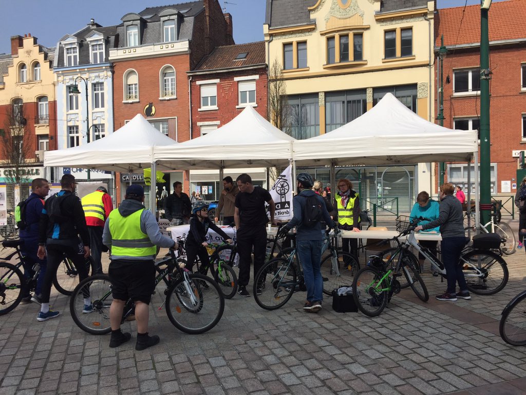 DroitAuVelo's tweet photo. De nombreux cyclistes déjà présents pour la 1e édition de la #UrbanLens organisée par l’Adav, en partenariat avec la Ville de #Lens
Participation de l’asso #Respar https://t.co/YN6XNQ55VY