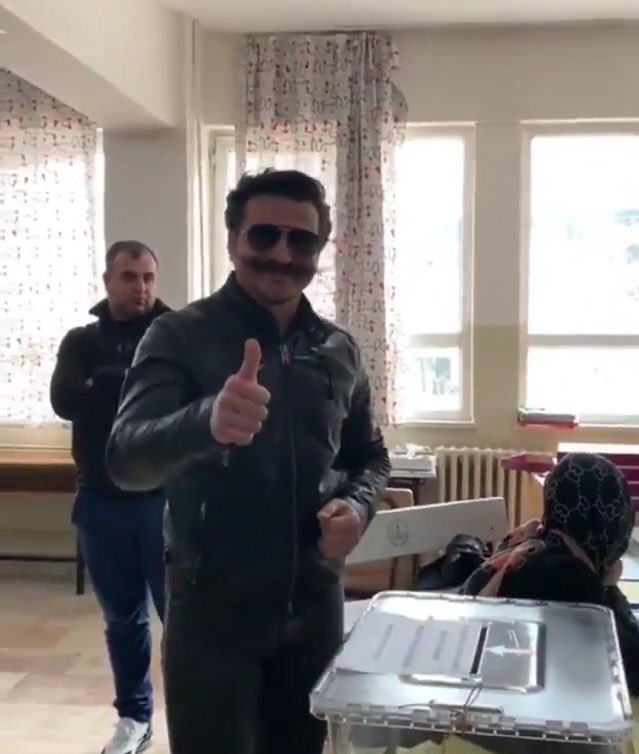 Bugüüün kimiiii seçeceğiiiiz.
(Bütün adaylara mührü basar)