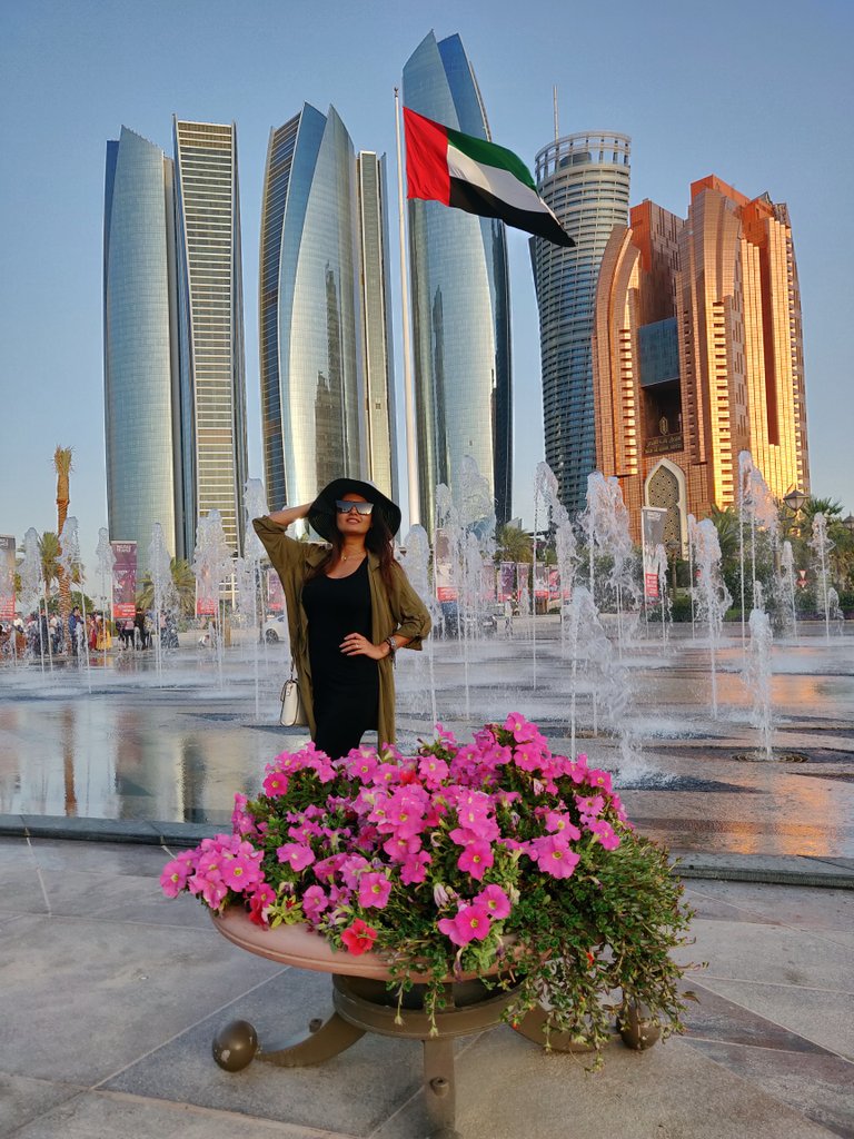 Welcome to Abu-Dhabi 🇦🇪
Greeted by the wonderful architecture and lovely weather. I guess this month has to be be the best month to visit this place. 
Why didn't I visit this place before?
@AbuDhabi  #uaetravel  #abudhabi #travel #chanel @VisitAbuDhabi @Visamiddleeast #