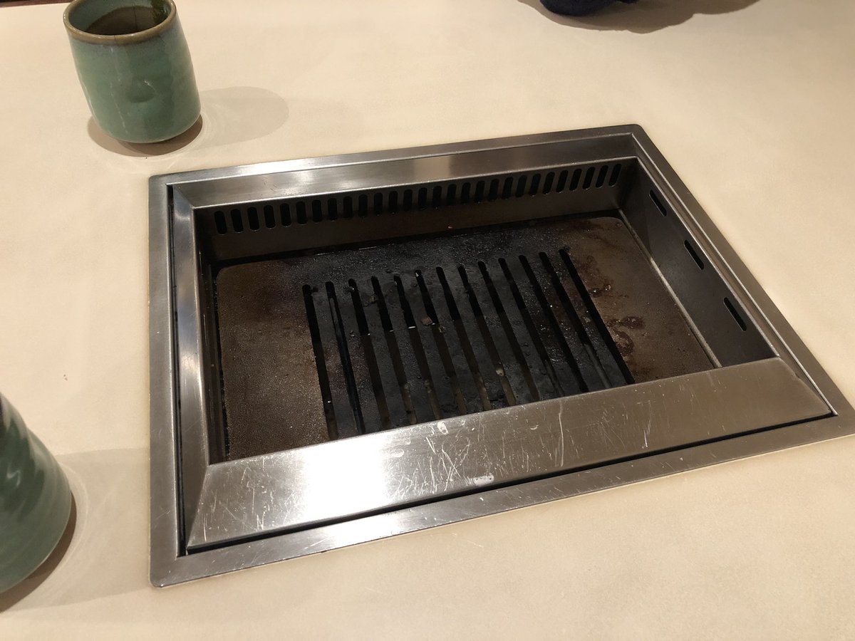 hermanescape's tweet photo. 明日から会社員って事で気合い入れるために焼肉食べました(｀・∀・´)

てか明日スーツかな？私服かな？
職種は広告コンサル&amp;エンジニア(予定)なんですが、
エンジニアだったら私服っぽいですよね🤔

うーん、、、🤔
まあとにかく新社会人の皆さんは頑張りましょうー！
会社員もきっと楽しいです😉 https://t.co/cOWvA6uvrF
