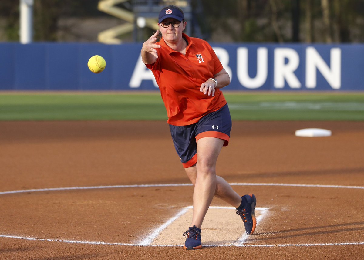 AuburnSoccer's tweet photo. Steee-rike!

Thanks to @AuburnSoftball for having @AUCoachHoppa throw out the first pitch this weekend!

#WarEagle https://t.co/n02zQkm3Kt