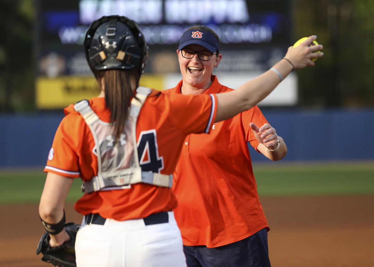 AuburnSoccer's tweet photo. Steee-rike!

Thanks to @AuburnSoftball for having @AUCoachHoppa throw out the first pitch this weekend!

#WarEagle https://t.co/n02zQkm3Kt