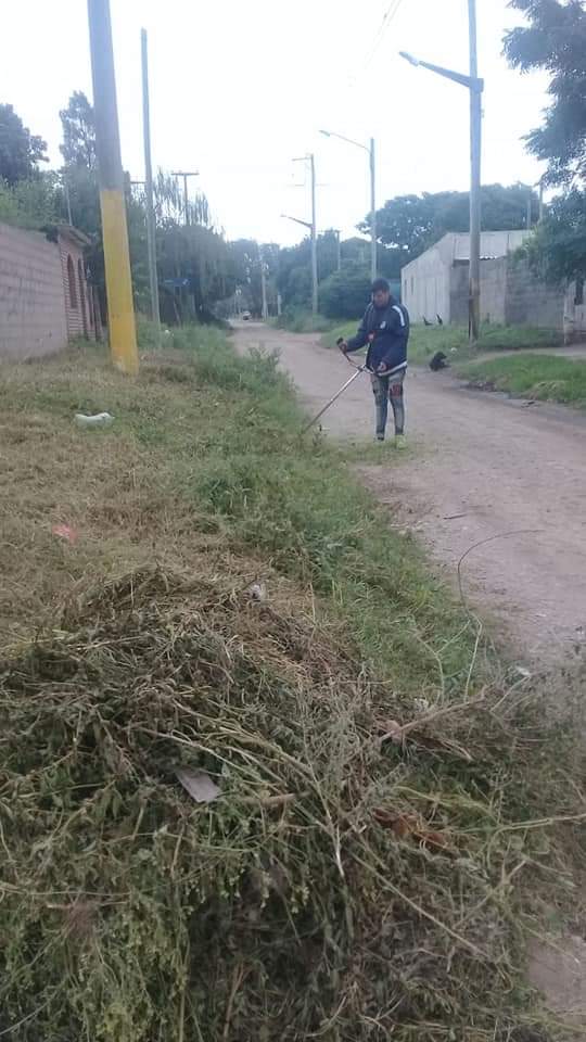 CpcRuta20's tweet photo. ⚠️  Continuamos trabajando intensamente junto a La Cooperativa de Servidores Urbanos . En esta oportunidad realizamos desmalezado en B° Parque República . https://t.co/tOYirdKNPH
