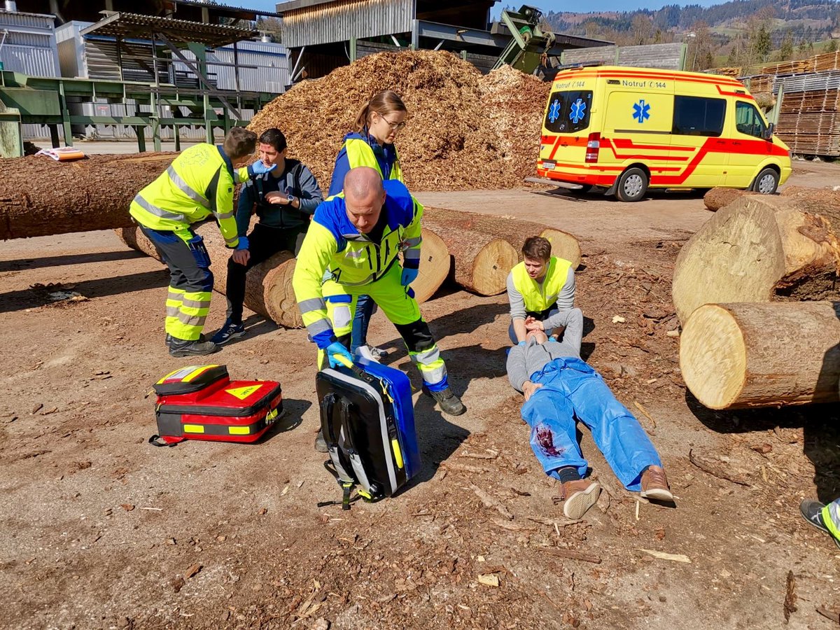 esz_emergency's tweet photo. Miteinander trainieren, voneinander lernen: Studierende #Rettungssanitäter und Medizinstudenten bewältigen gemeinsam komplexe Notfallsituationen
STEWI meets EMStage
#Emergency #ESZ #EMStage #STEWI https://t.co/5F9r8DAYKp
