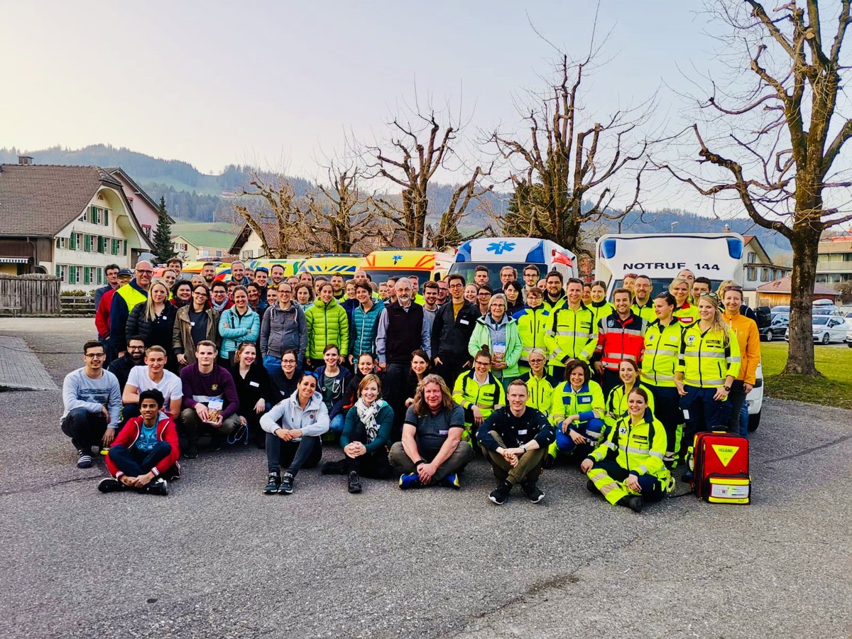 esz_emergency's tweet photo. Miteinander trainieren, voneinander lernen: Studierende #Rettungssanitäter und Medizinstudenten bewältigen gemeinsam komplexe Notfallsituationen
STEWI meets EMStage
#Emergency #ESZ #EMStage #STEWI https://t.co/5F9r8DAYKp