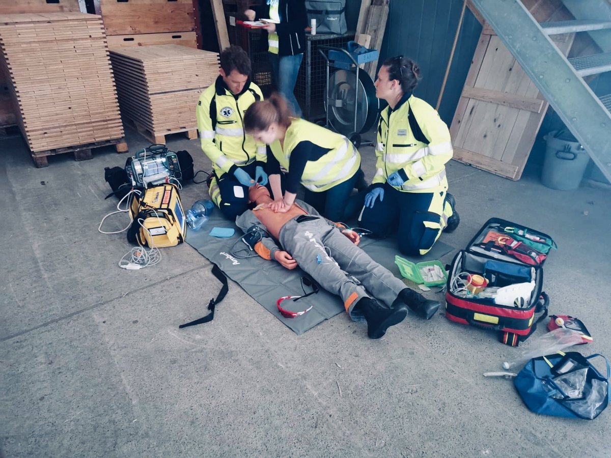 esz_emergency's tweet photo. Miteinander trainieren, voneinander lernen: Studierende #Rettungssanitäter und Medizinstudenten bewältigen gemeinsam komplexe Notfallsituationen
STEWI meets EMStage
#Emergency #ESZ #EMStage #STEWI https://t.co/5F9r8DAYKp