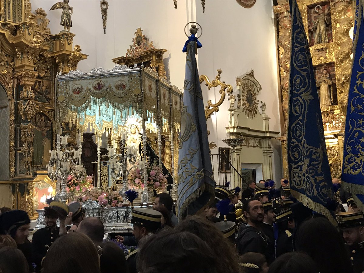 IreneJodar's tweet photo. #AnuncioAzul ¡Viva el Paso Azul! La lluvia no ha podido con el sentimiento y el fervor de los azules. Hoy anuncio en San Francisco junto a lo más grande, la Virgen de los Dolores 💙💙 https://t.co/DEX4x1HOzv