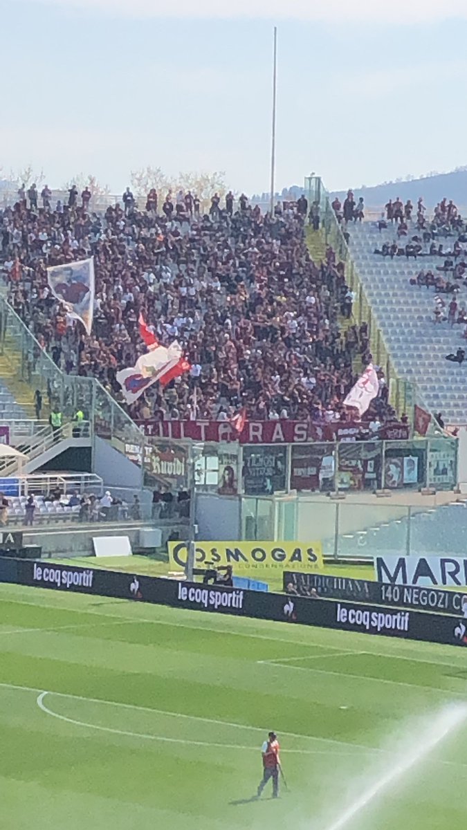 IvanaCrox's tweet photo. #FiorentinaTorino, il settore ospiti
 @toropuntoit https://t.co/lauWAncNuU