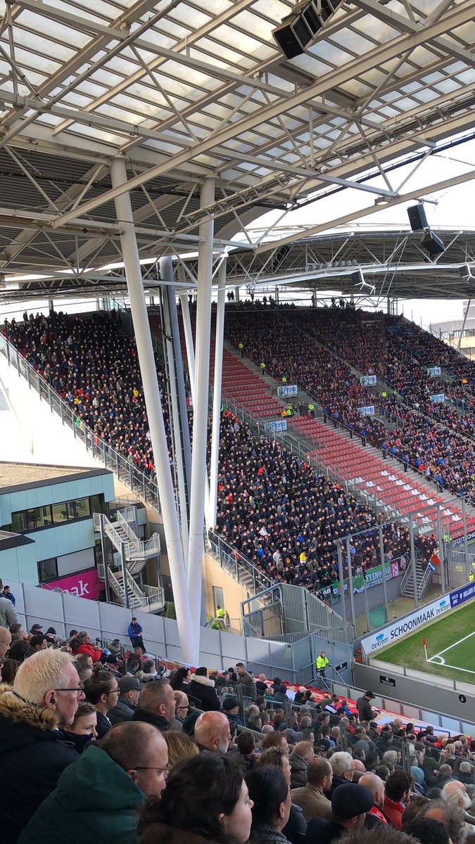 Respect voor het legioen van <a href="/Feyenoord/">Feyenoord Rotterdam</a> dat you never walk alone zong tijdens de 18e minuut!!
#utrfey