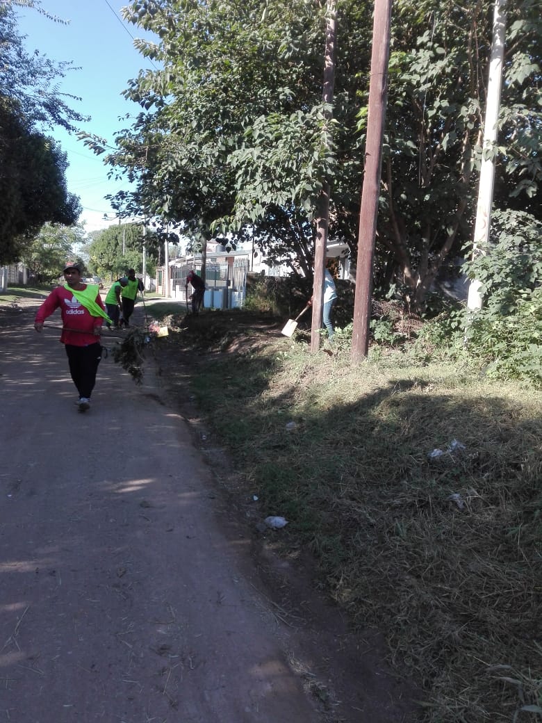 CpcRuta20's tweet photo. ⚠️ Continuamos con las tareas d limpieza en B° Ameghino Norte. Invitamos a gestionar tu problemática mediante la app #CBA147 o llamando al número 147 .Esta ideado para que los vecinos efectúen requerimientos con relación a los servicios q brinda el Municipio en forma directa. https://t.co/Qytih07H1O
