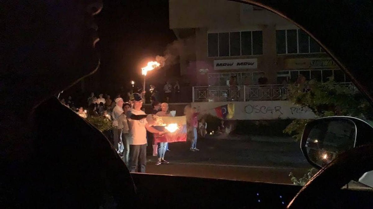 ElNacionalWeb's tweet photo. [VIDEO] Ciudadanos en Trujillo fueron reprimidos tras protestar por apagón https://t.co/YRFOlfecmu  https://t.co/4ScLp0IQCo