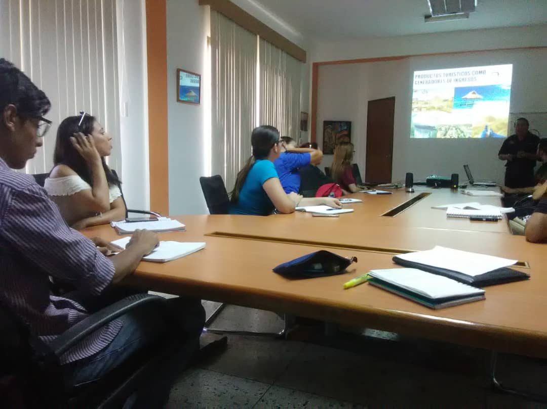 CamTurismoBOLIV's tweet photo. Presidente de la Cámara de Turismo, Gilberto Almarza, realizó Taller de Ventas en Servicios.

Las agencias de viajes de Ciudad Bolívar asistieron masivamente a este llamado y aprendieron nuevas técnicas de ventas y emprendimiento.

#Cteb #SomosTurismo #AgenciasDeViajes https://t.co/nRlGnv5B1F