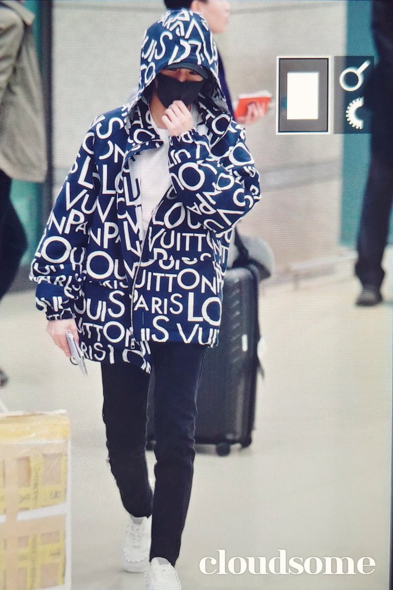 HSW_dressroom's tweet photo. 🌟 자켓 정보
브랜드 : LOUIS VUITTON
이름 : PACKABLE GALAXY BLOUSON
가격 : 3,340,000원
컬러 : Navy
🔗 https://t.co/oqoWW9hqi8
#하성운 #성운 #HASUNGWOON #SUNGWOON #ハソンウン #河成云 #ซองอุน #말랑이 #하버드 https://t.co/tsqeeXRHqU