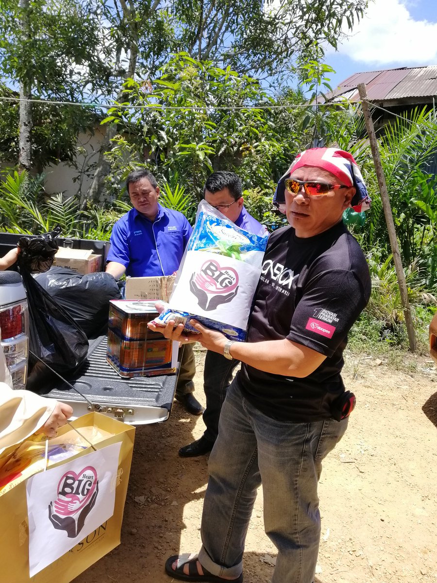 FerlitaUbara73's tweet photo. Upko Libaran bersama team #BIG_Heart menyampaikan sedikit sumbangan barang² keperluan kpd makcik Puteh di Kg Garinono Bt 25 
#InspirasiLibaran
#BIG_Heart
#UpkoLibaran https://t.co/azzUDAbctm