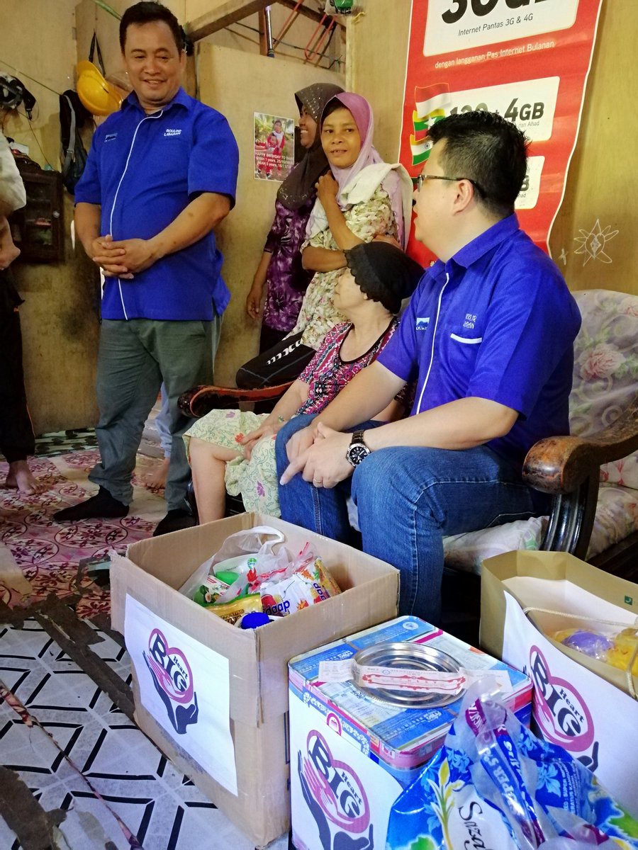 FerlitaUbara73's tweet photo. Upko Libaran bersama team #BIG_Heart menyampaikan sedikit sumbangan barang² keperluan kpd makcik Puteh di Kg Garinono Bt 25 
#InspirasiLibaran
#BIG_Heart
#UpkoLibaran https://t.co/azzUDAbctm