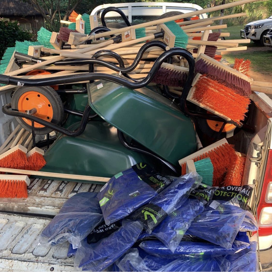 ShingiMunyeza's tweet photo. THE REBUILDING STARTS

#CycloneIdai 

THE RISE OF THE NEHEMIAHS

As we continue to provide food and water the rebuilding must begin with ernest.

Bring what you have👇🏾👇🏾 https://t.co/qcNxczSiro