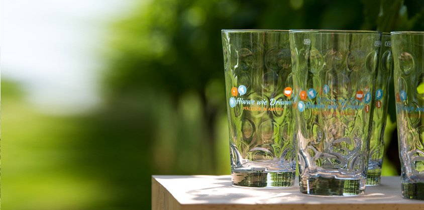 Die „Hiwwe wie Driwwe“-Dubbegläser sind da! Wir freuen uns Ihnen bei den Premierenveranstaltungen die Möglichkeit zu geben ein kleines Souvenir mit nach Hause zu nehmen. Passend zum Thema unserer Dokumentation können Sie die Dubbegläser an unserem Merchandise-Stand erwerben.