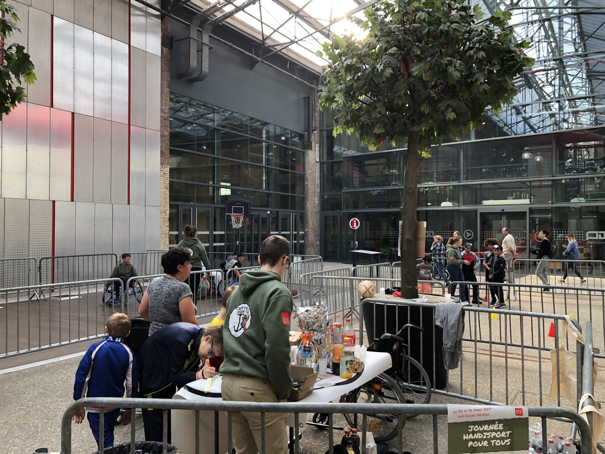 JSoreauEMNorman's tweet photo. Il y a déjà bp de monde aux @DocksVauban, pour participer aux ateliers #HandiSport, proposés par nos étudiants @EMNormandie de #CaptEMHope !
Un beau moment de partage et d’échanges comme on les aime !
Au programme : #Cecifoot #BasketFauteuil ou encore #VolleyAssis
Cc: @Decathlon https://t.co/RRks1T6jZT