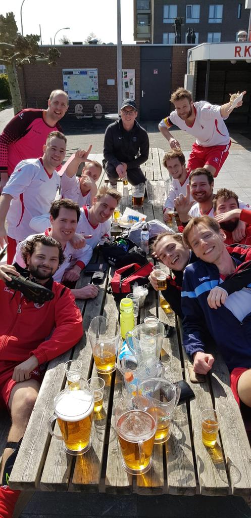 RKDEO6's tweet photo. 1 team, 1 taak. 2-1 winst tegen Quick. @svRKDEO 4 staat nu bovenaan en 8 punten los. Nog 7 wedstrijden te gaan. #laatsteminuut https://t.co/TK502SYOfj