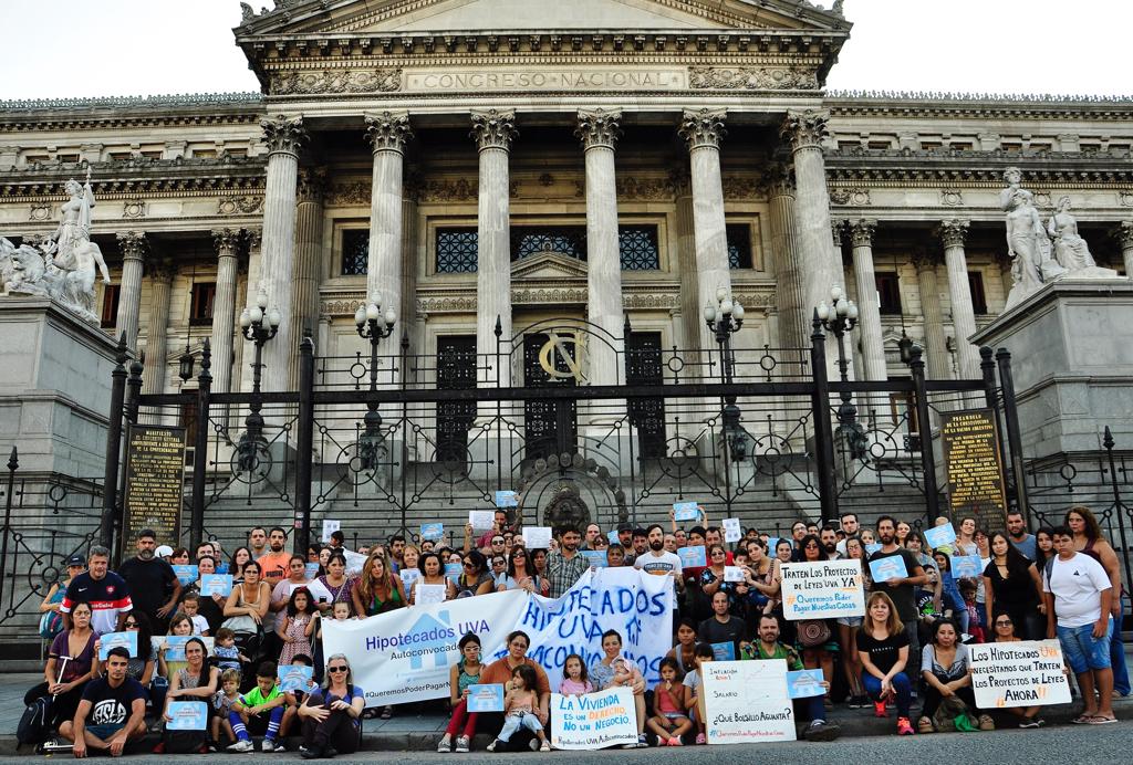 hipotecadosuva's tweet photo. La construcción colectiva sigue en marcha, somos familias trabajadoras que solo #QueremosPoderPagarNuestrasCasas, molesta que nos unamos y demostremos que cuando una política pública no funciona es el pueblo el que sale a pelear por sus derechos #HipotecadosUVA https://t.co/5BZPrq3vxH