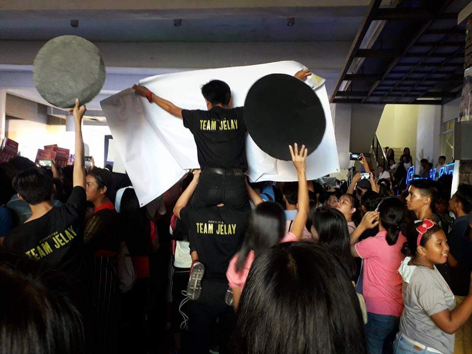 JELAYPILONES08's tweet photo. Napaiyak nalang ako na nakita ko tong picture na to, as in super tulo luha ko ngayon kaya ko to tinweet😭😭😭 Sobrang malaking bagay na to para saakin nang makita ko kayong sinusupportahan ako lagi😭😭😭 Thank you sa lahat nang mga solids ko! HANGGANG DULO HA?❤😭 https://t.co/4GgBls2lzI
