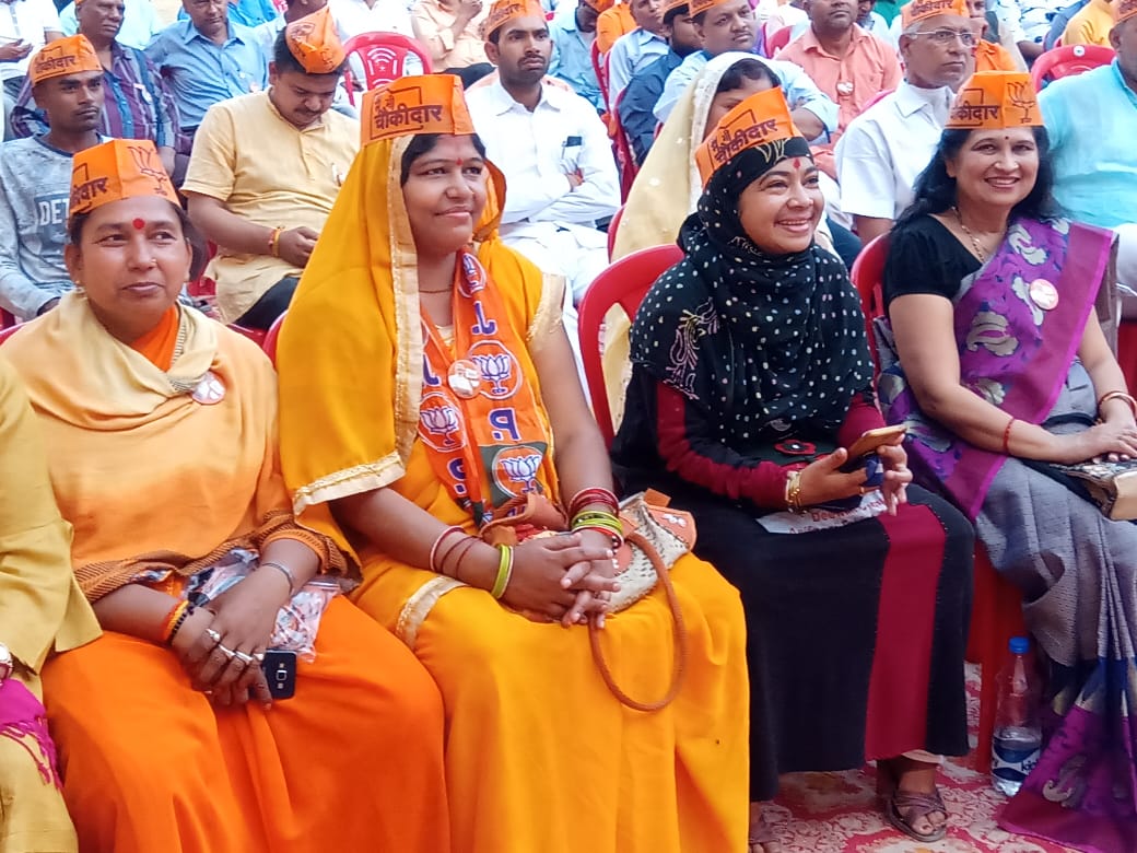 baranwal_vibha's tweet photo. हम ममता की रूप है तो चण्डी की ललकार भी हैं। 
अपनी भारत माता खातिर हम बेटियां चौकीदार भी हैं। 

#मैं_भी_चौकीदार_हूं अभियान कार्यक्रम में प्रधानमंत्री श्री #मोदी जी से आजमगढ़ में सीधा संवाद 
#नमो_अगेन #MainBhiChowkidar 
#जिला_महामंत्री_भाजपा_महिला_मोर्चा_आजमगढ़ : #विभा_बरनवाल https://t.co/5Ej5V19PXQ