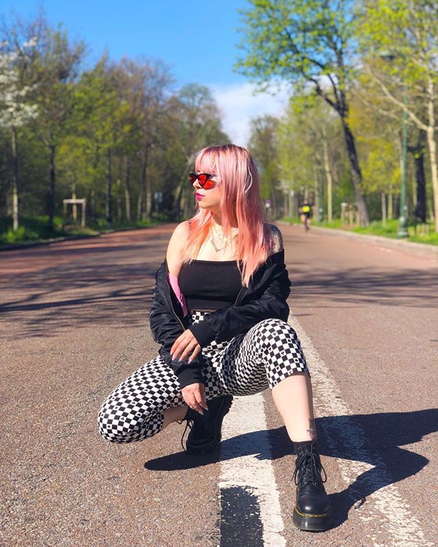 iamlazykat's tweet image. Fresh hair &amp;amp; fresh checkered pants 🏁
@hellbunnyofficial 🐰
Comment with a WHITE or BLACK emoji 🖤🐇
.
.
#hellbunny #checkeredpants #drmartens #pinkhair #hypebae ift.tt/2Uprao8