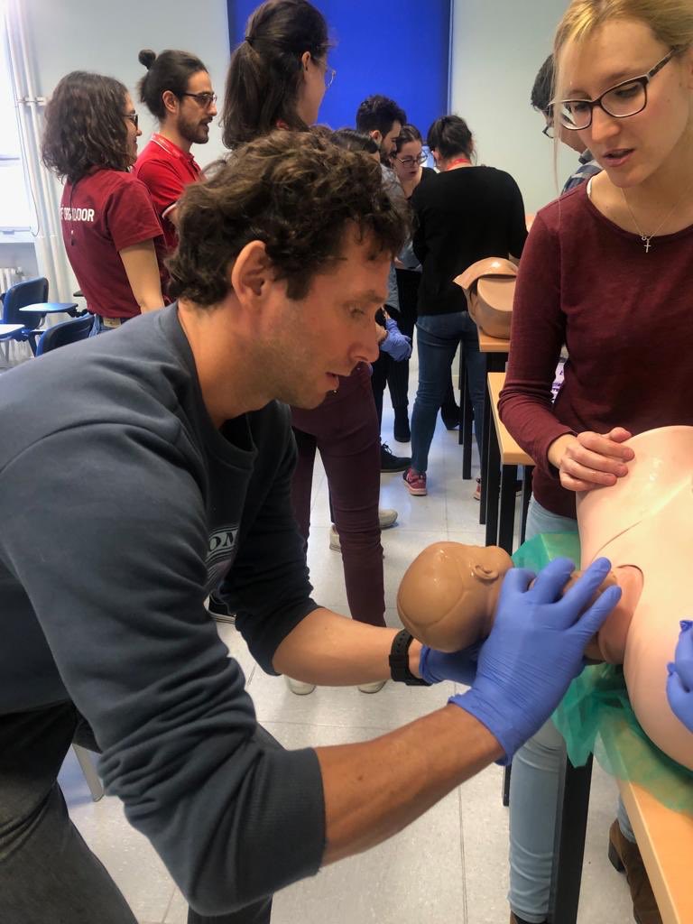 BomberosVLL's tweet photo. Participamos ayer junto a @PoliciaVLL @Salud_JCYL @policia @GAmbuiberica en un simulacro organizado por FIME - FUTURO E INNOVACIÓN EN MEDICINA PARA ESTUDIANTES de la academia de alumnos internos de la facultad de medicina. https://t.co/iAlZzfSXJt