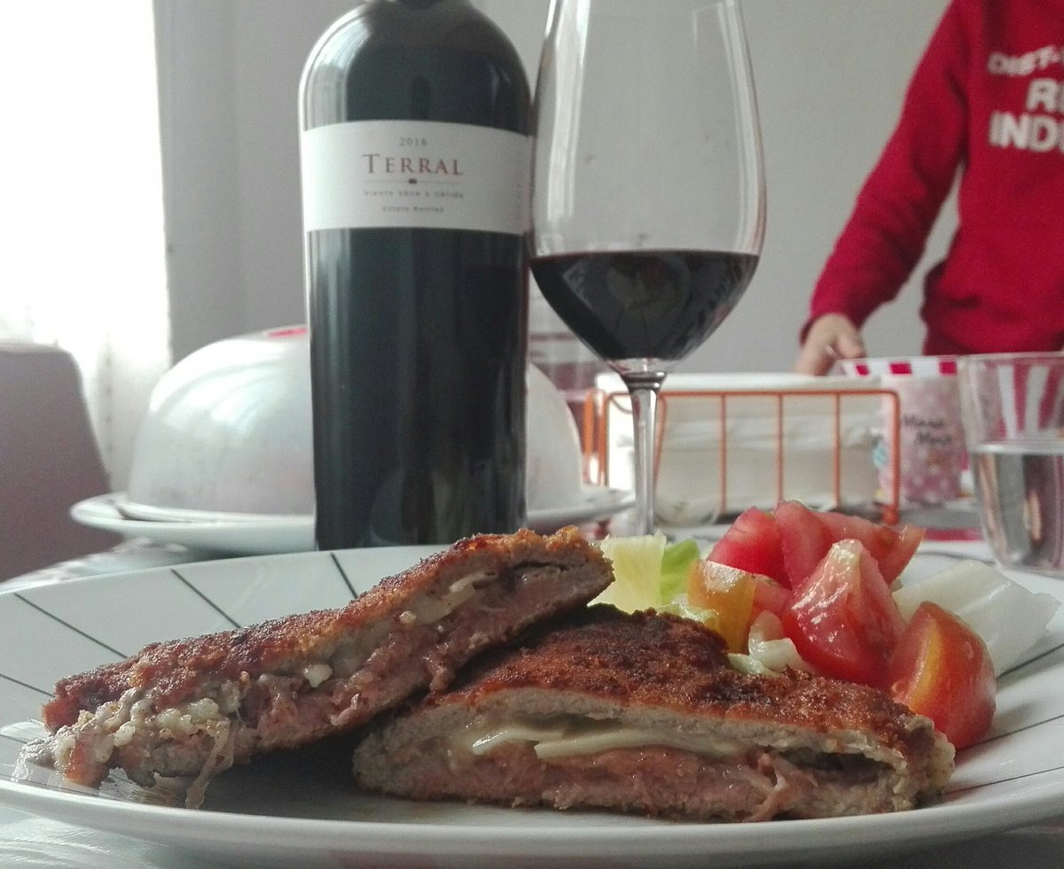 MiguelCallejaO's tweet photo. Cachopower con ensaladuca de lechuga y tomate 🍅 en cuanto al maridaje, aunque mantiene acidez, puntito maduro y alcoholico...
Terral 2016 🍇 #syrah #cfranc #csauvignon #merlot 🍇 @BSumarroca @dopenedes @wineissocial
#wine #vino #winelover #winelovers #pistasGastrobloGGicas https://t.co/36WcCruQUF
