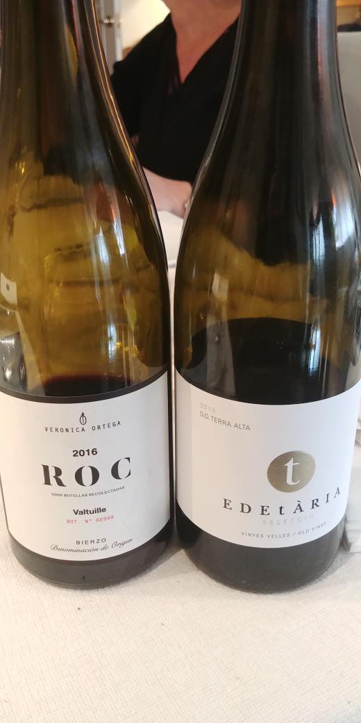 JosePeninS's tweet photo. Pocos vinos tan distantes geográficamente como Edetaria en Terra Alta como ROC de Verónica Ortega en el Bierzo son tan cercanos en complejidad y originalidad. https://t.co/TtpFbeNpXT