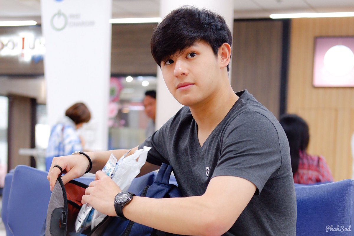 PhakSod's tweet photo. มิติใหม่ของการให้ของศิลปิน ..หน้ากาก N95 !!
#PluemPurim
#หลงใหลได้ปลื้ม 
#อยากเจอปลื้มให้มาเดินเล่นที่สนามบิน https://t.co/CKI6wPocAF