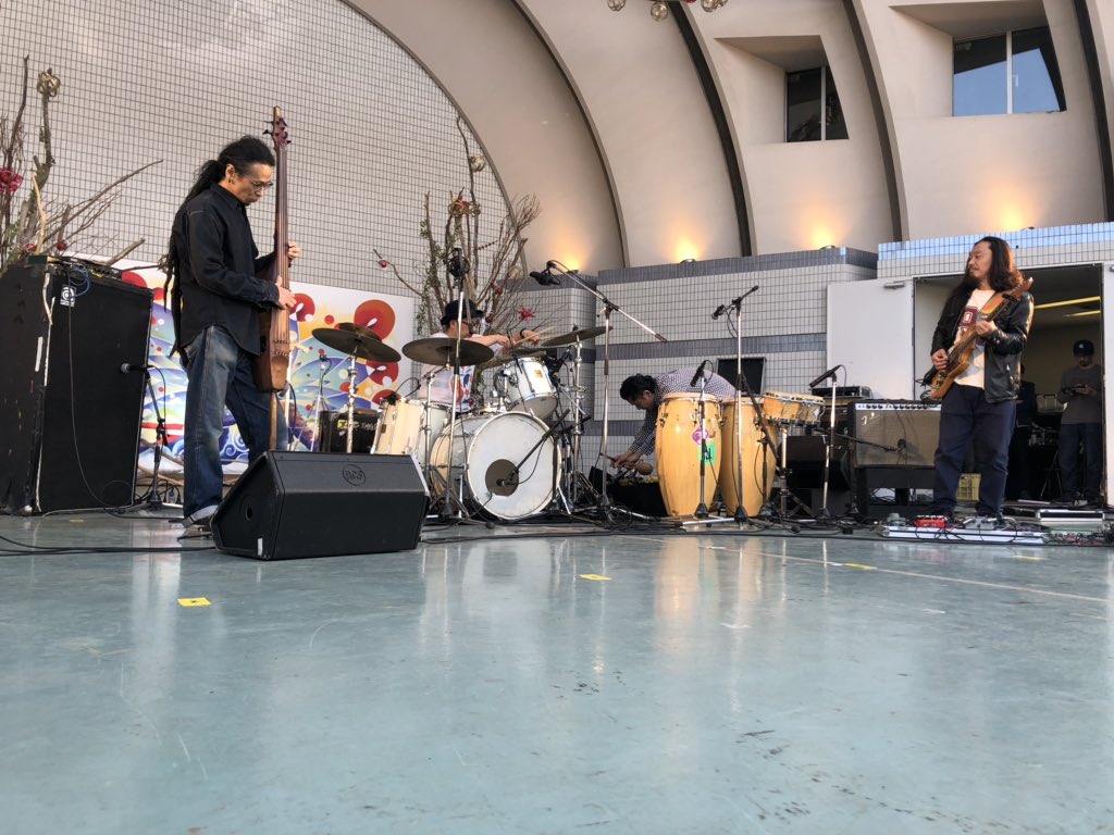 yasyukukumo's tweet photo. 今後もSOFTが私のアイドルであることには変わりないし、今日のLiveでいちばん派手だったのは実はIZPONさんの百面相だったと思うw  顔の筋肉どうなってるの…？明るい所でのLiveはメンバーそれぞれ非常に表情が違うのが見て取れて楽しいですね。あとカバー曲（フレーズ？）びっくりしたよー清水さーん！ https://t.co/yXKDAgQE3a