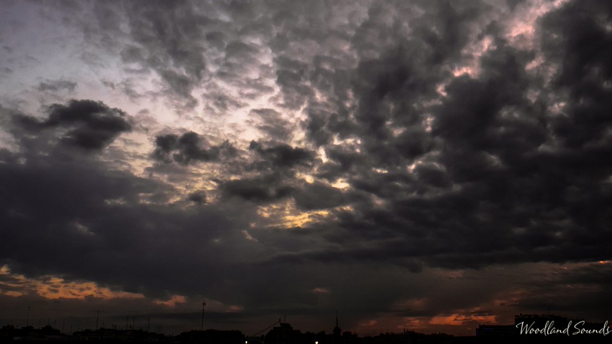 woodlandsounds's tweet photo. Atardeceres que anuncian lo que va a venir....#lluvia #valencia #FelizDomingo #nubes #atardecer #sunset #rain #rainingclouds https://t.co/HqB1KDji4f
