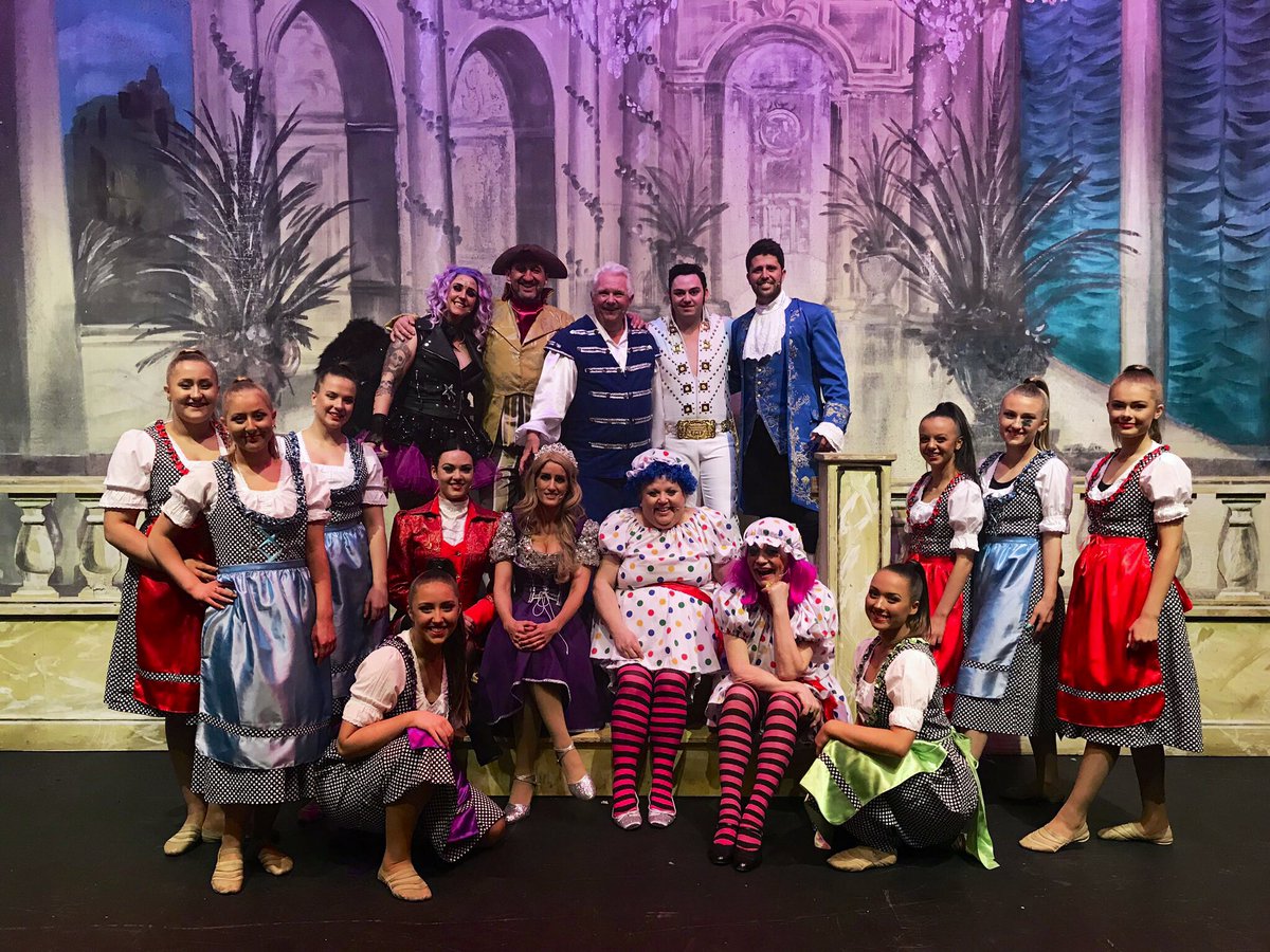 RupertMoon's tweet photo. Thrilled that the effervescent @FrankieJ4m3s @wynneevans headed all the west to @TorchTheatre to support me & feed me before I head off to Hollywood.
Grateful @Owenmoneypanto who gave me my chance .....👍😂
#ButtonsUndone #Panto https://t.co/CwMwE0zDSe